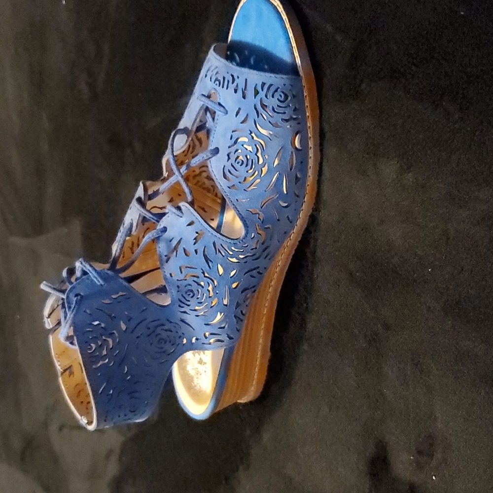 Vince Camuto blue Suede open toe wedge size 8